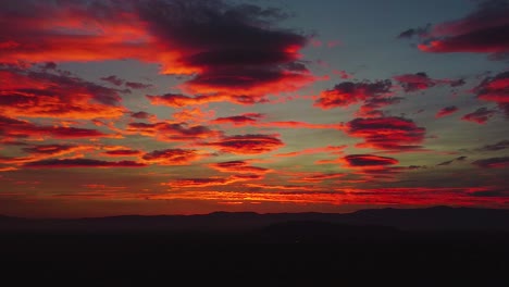 majestuosa puesta de sol colorida en otoño. cielo ardiente