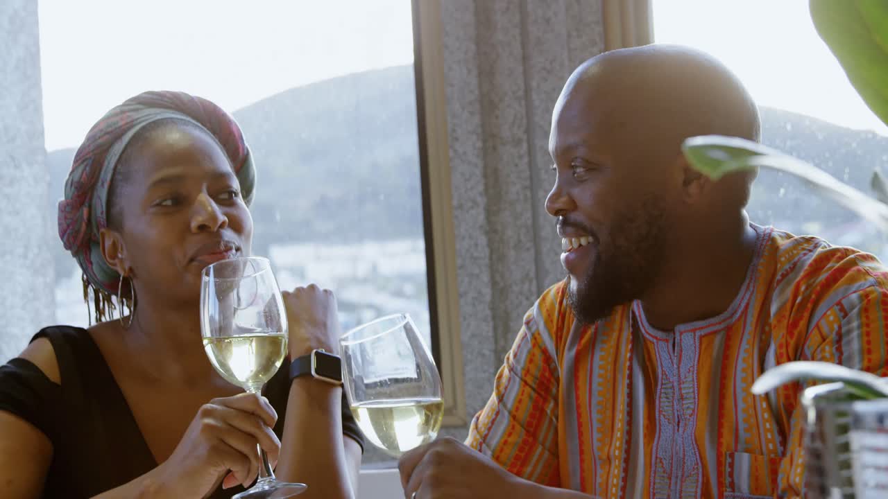 Par skåler med champagneglas i et hyggeligt hjem 4k