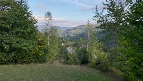 Hermoso-Valle-De-Montaña-Verde-En-Apuseni