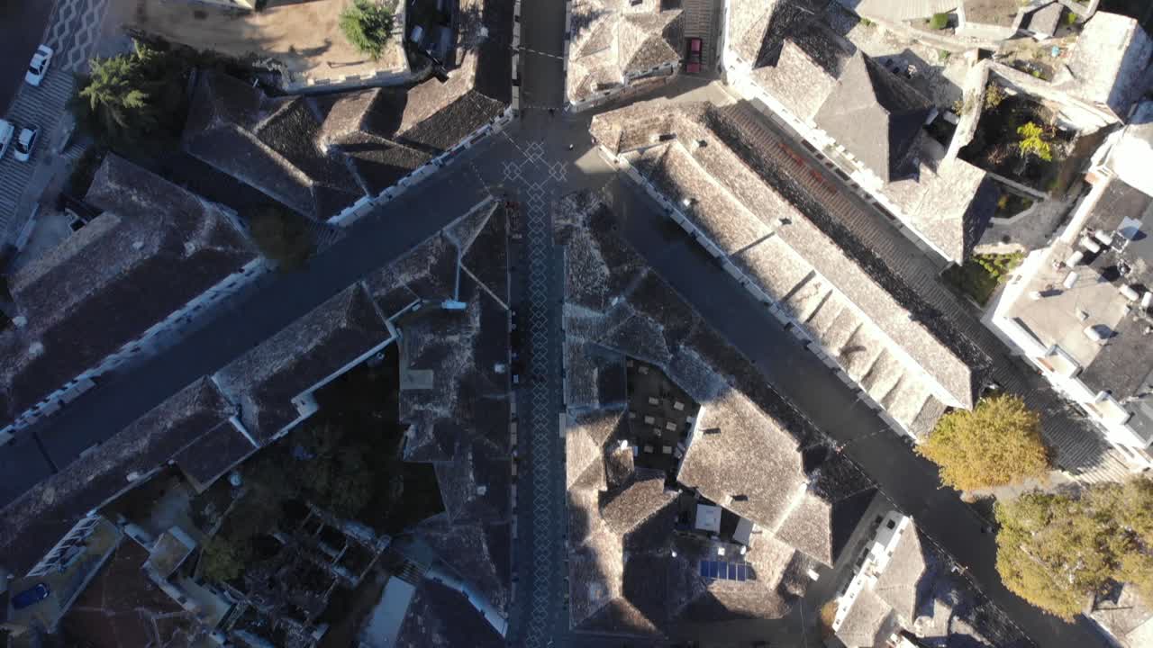 알바니아 지로카스트라(gjirokastra)에 있는 장식용 전통 모양의 석판으로 포장된 자갈길