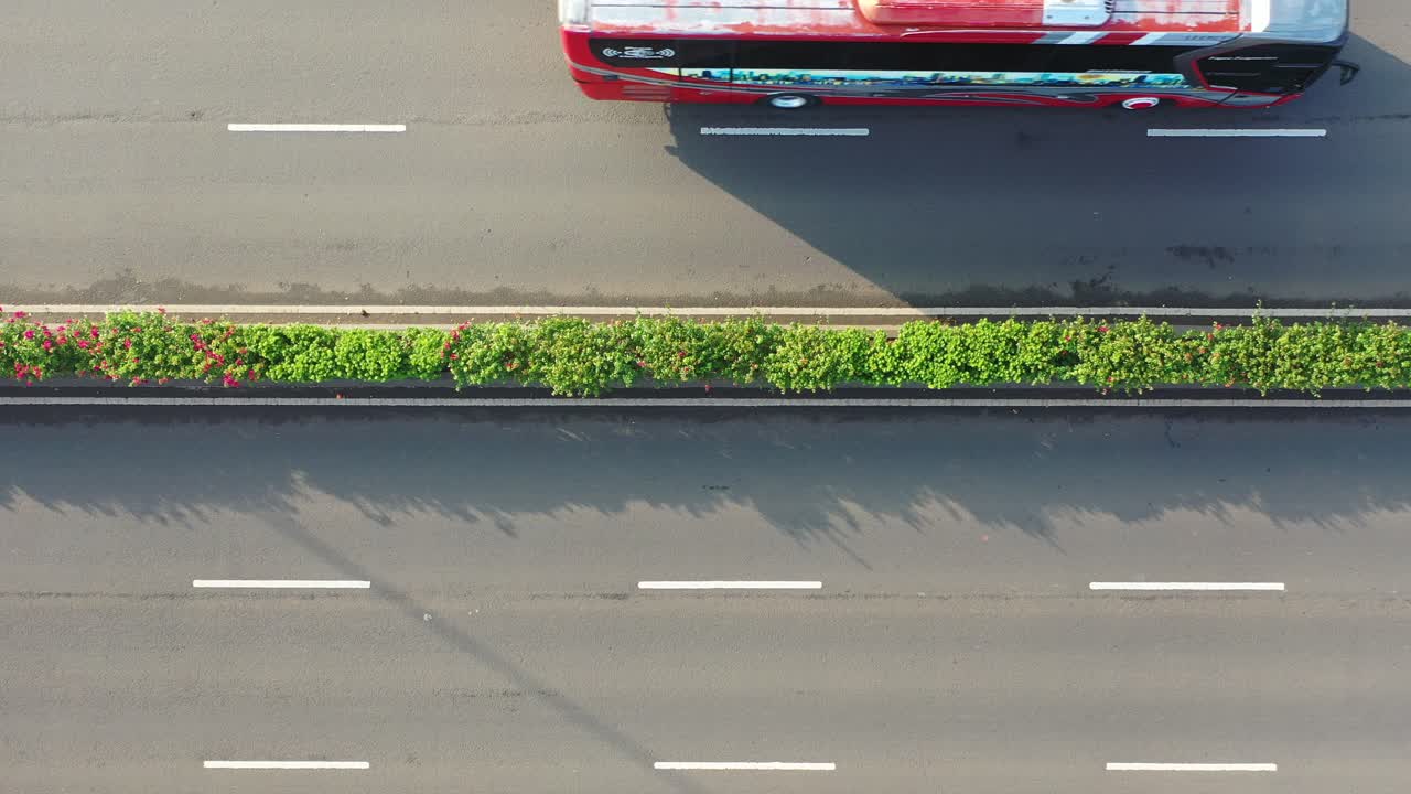 도로 교통 과 함께 강 을 가로지르는 다리 의 공중 사진