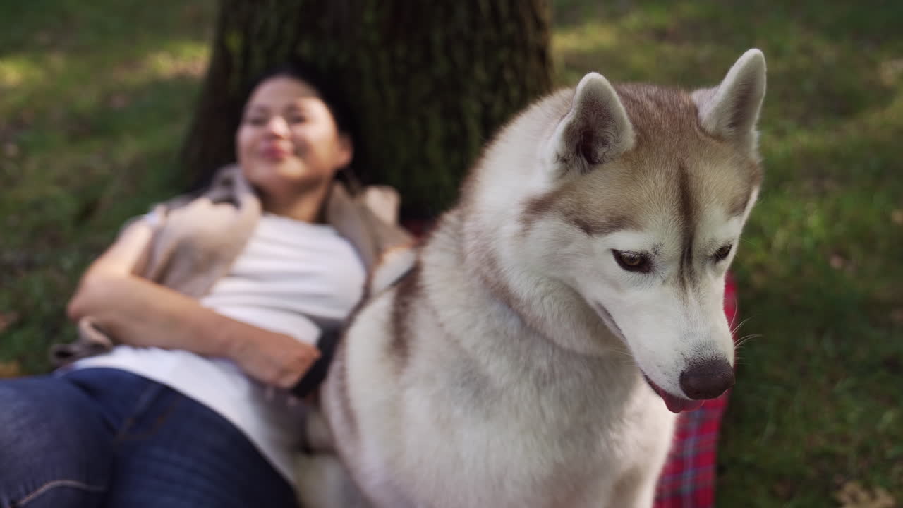 человек, лежащий на одеяле