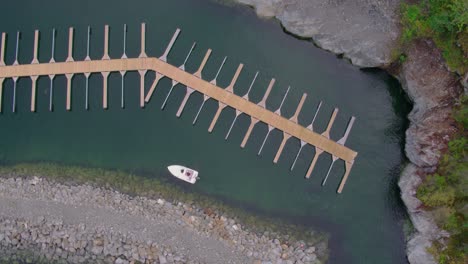 Konsolenboot-Mit-Dockingstation-Für-Außenbordmotoren