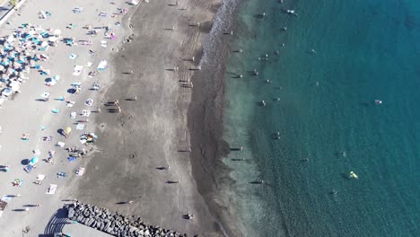 tenerife playa de arena volcánica en las islas canarias destino de vacaciones aéreas