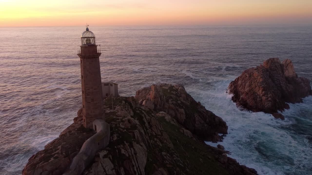 puesta de sol vista aérea de un faro en la cima de un acantilado oceánico de formación rocosa, paisaje marino natural en españa galicia región cabo vilan