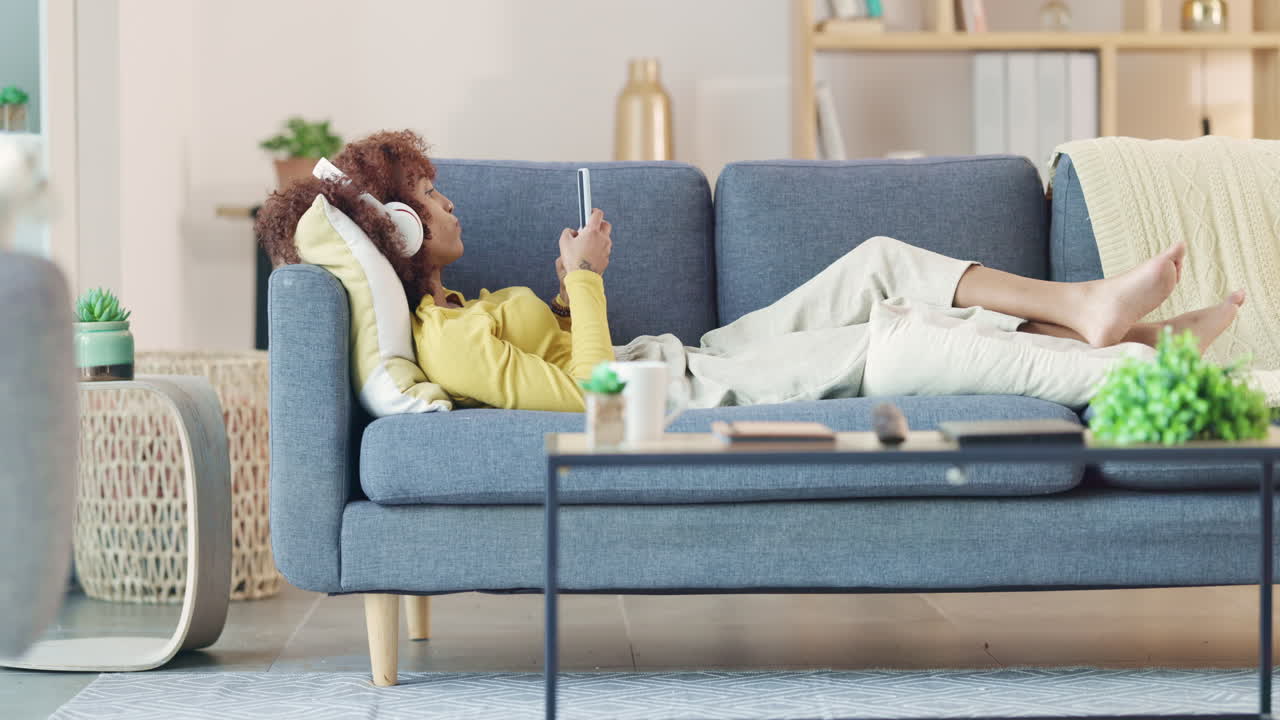 mujer negra joven con auriculares