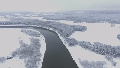 雪地河流 (neris river) 雪地河 (neris) 在雪地的冬天流動的河流