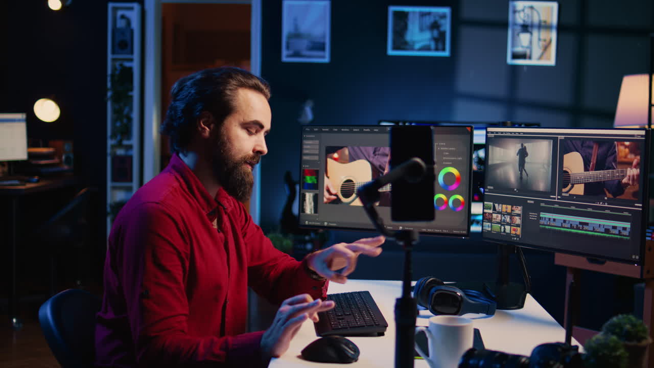 editor de fotos presentando la guía de internet de fotografía a la audiencia