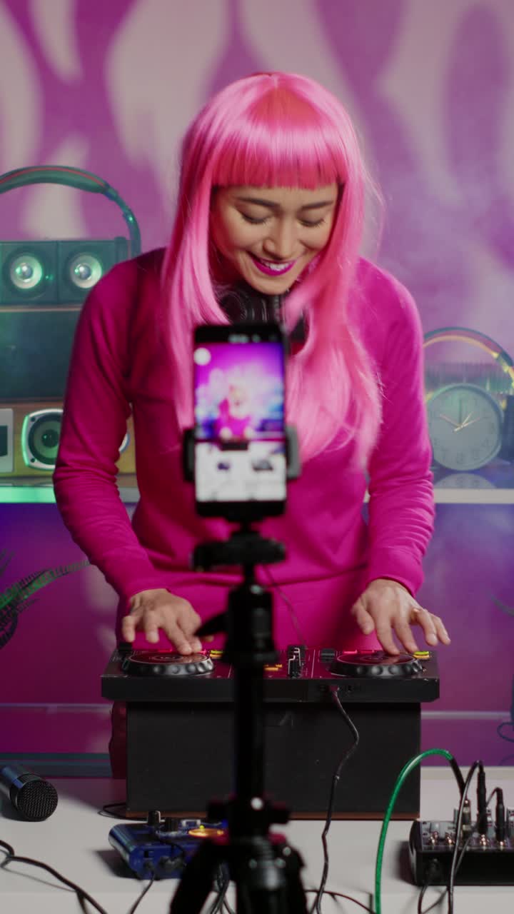 Video verticale: musicista che esegue un brano techno durante una sessione di registrazione musicale