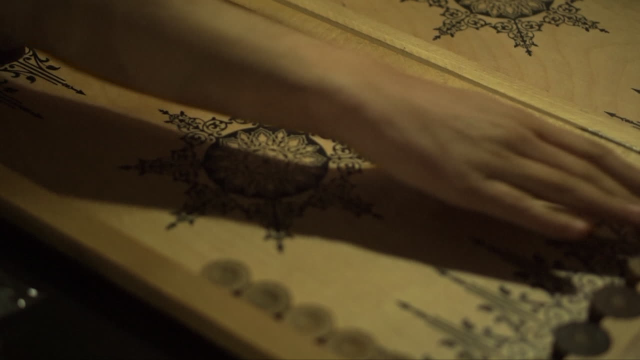 juego de backgammon en baraja de madera