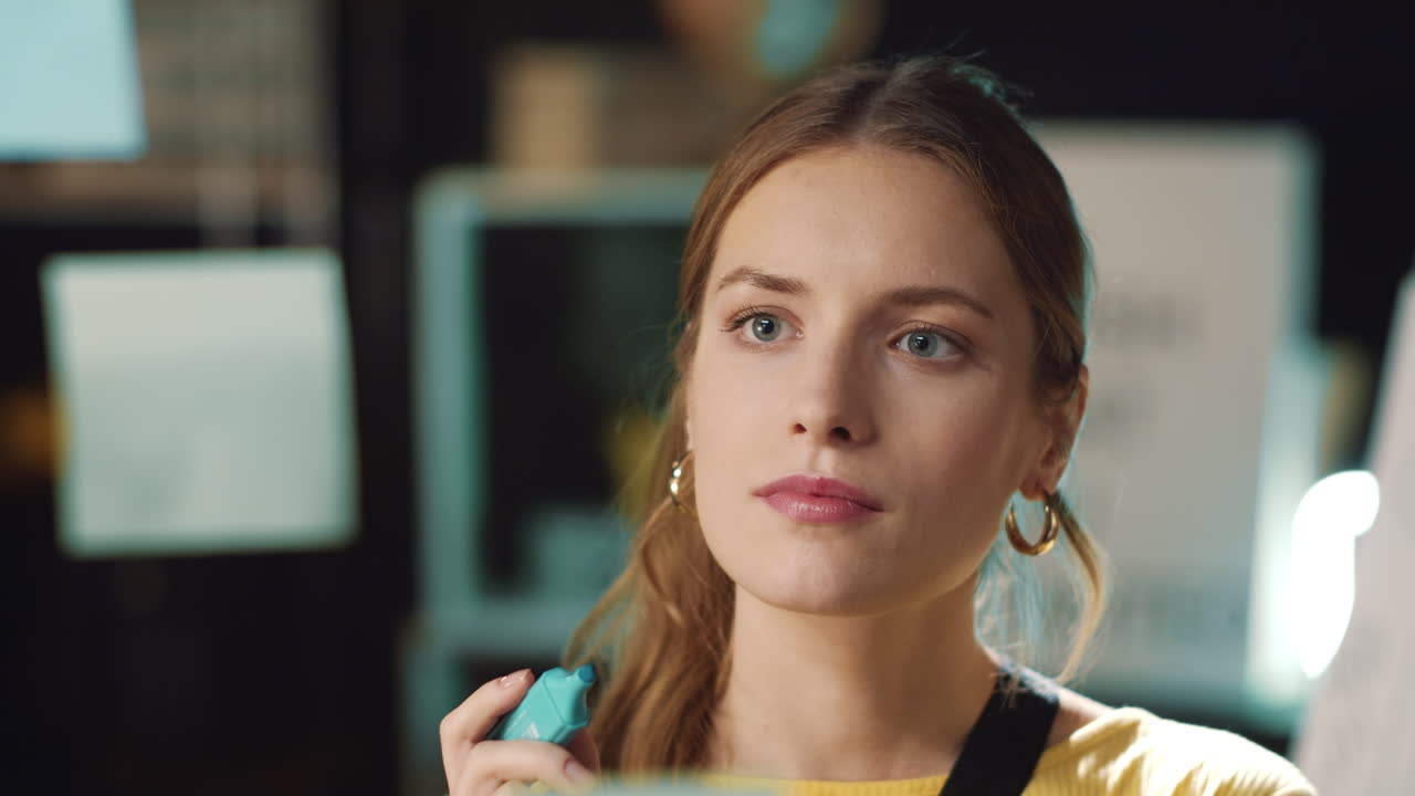 mujer de negocios escribiendo en pegatinas en la oficina hipster. chica buscando una solución