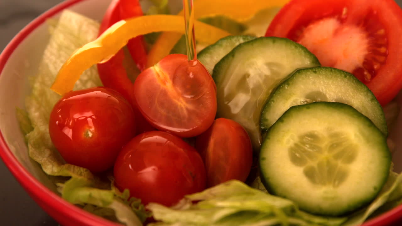 올리브 오일이 신선한 러드 위에 부어지는 것