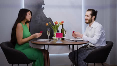 Pareja-Elegante-En-El-Restaurante