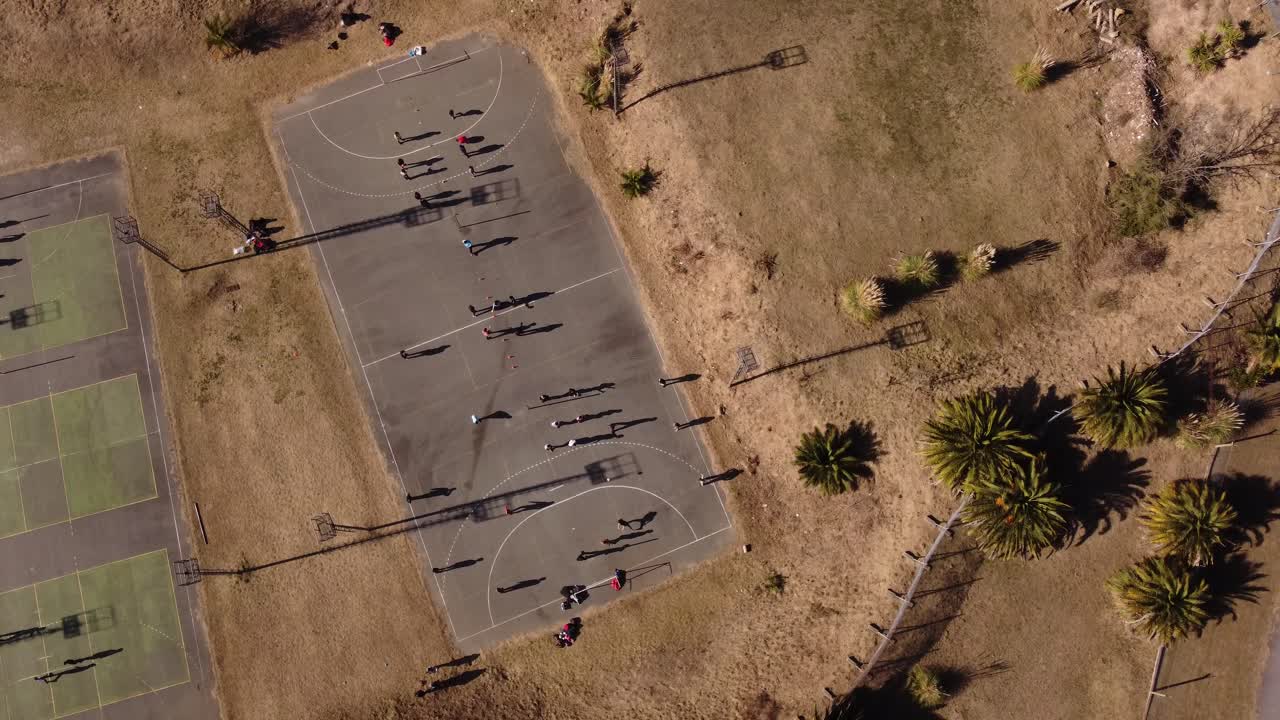 vista superior de vuelo de drones sobre personas jugando al balonmano en un campo