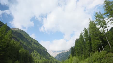 Val-Ventina-Cauce-Seco-Con-Corriente-De-Agua-Poco-Profunda,-Italia