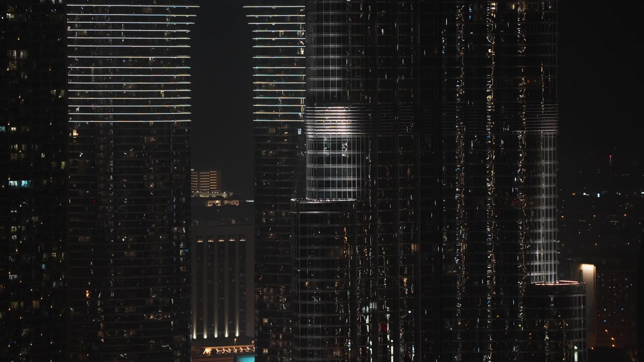 Grattacieli moderni illuminati di notte a Dubai