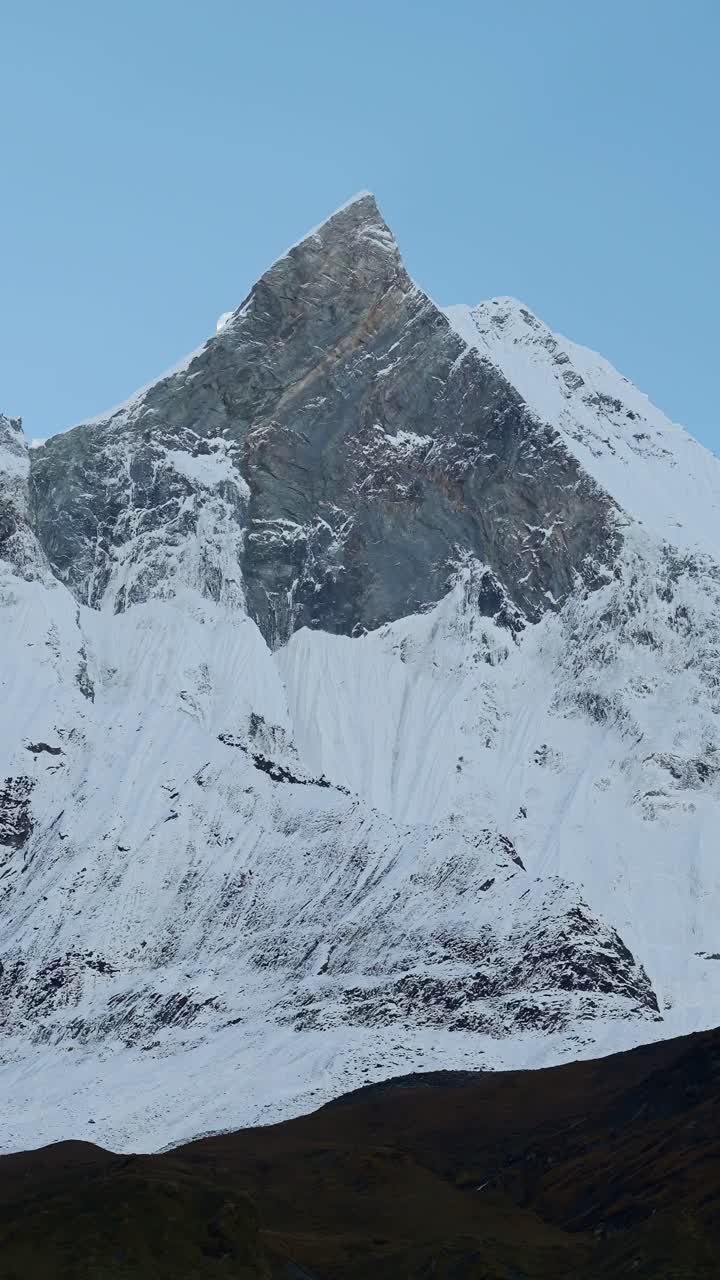 네팔의 수직 히말라야 산맥 정상, 소셜 미디어 인스타그램 릴과 틱의 수직 비디오, 히말라이 산맥의 거대한 눈 인 한 산꼭대기, 최소한의 자연 촬영