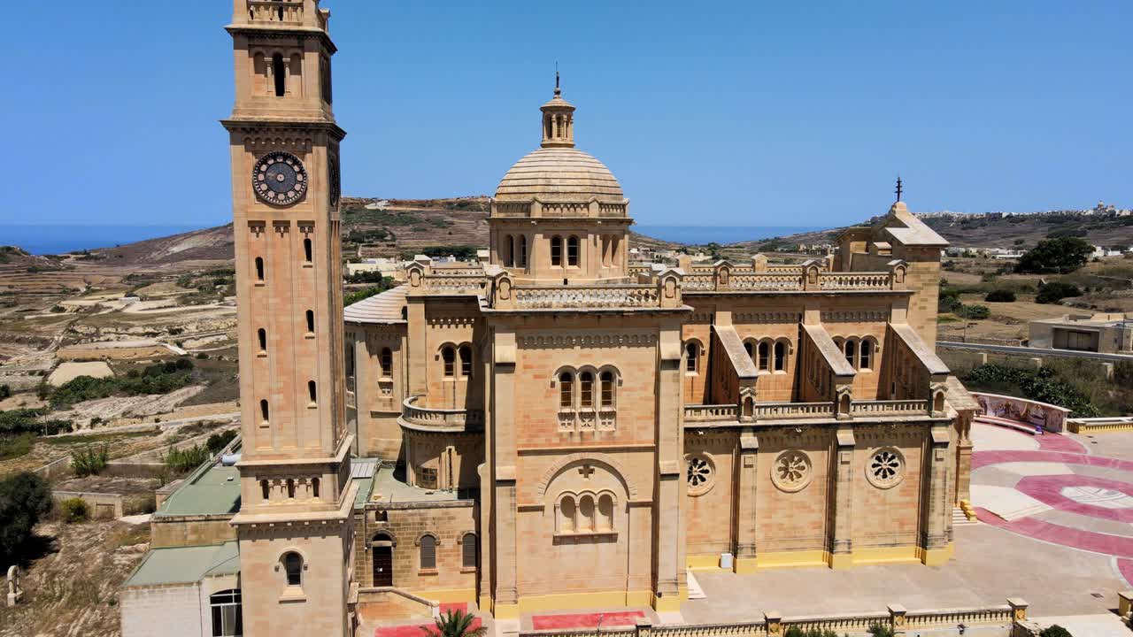 Gharb, Gozo Malta'daki Ta Pinu Bazilikası ve dairesel meydanının yan havadan drone görüntüsü.