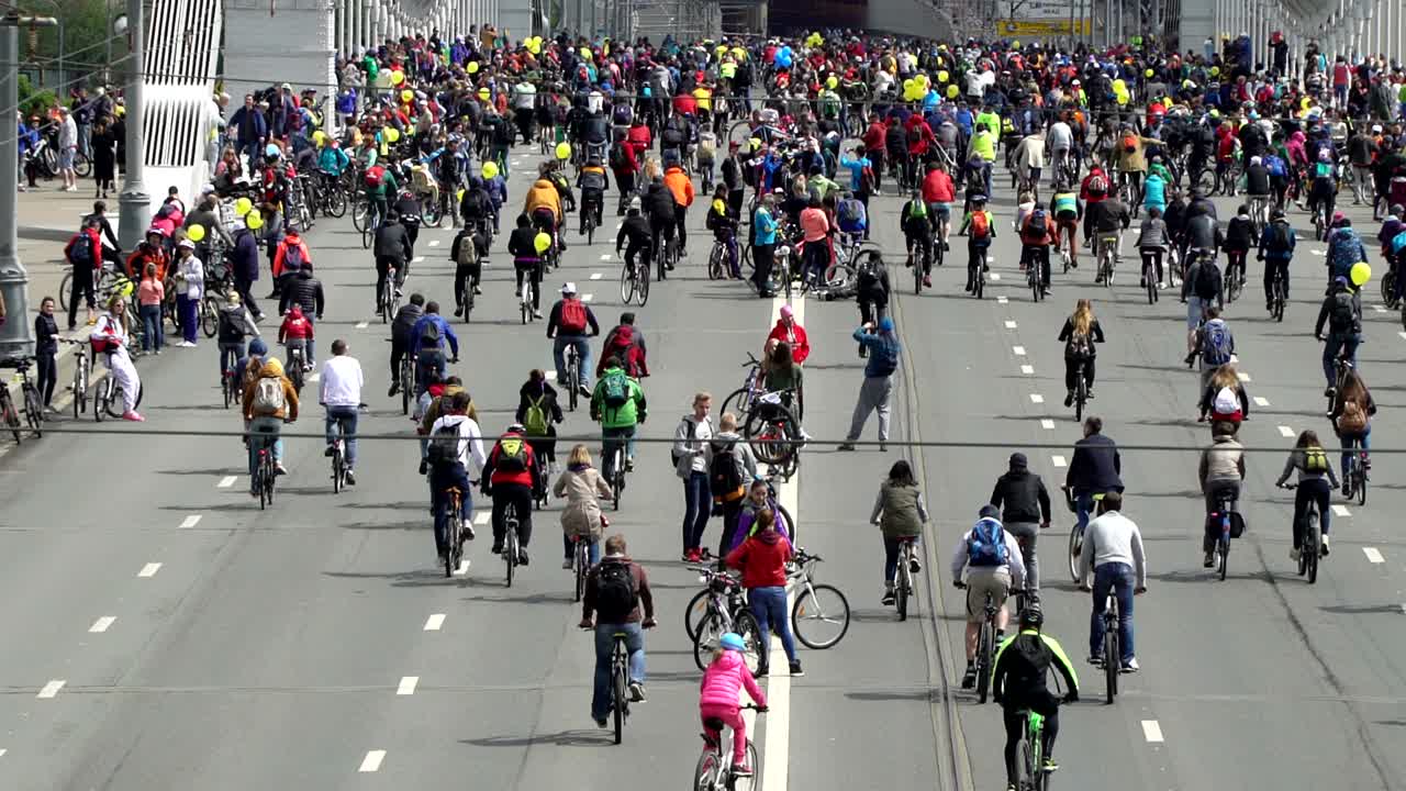 concepto de bicicleta y un estilo de vida saludable. decenas de miles de personas en el desfile de bicicletas. vista aérea