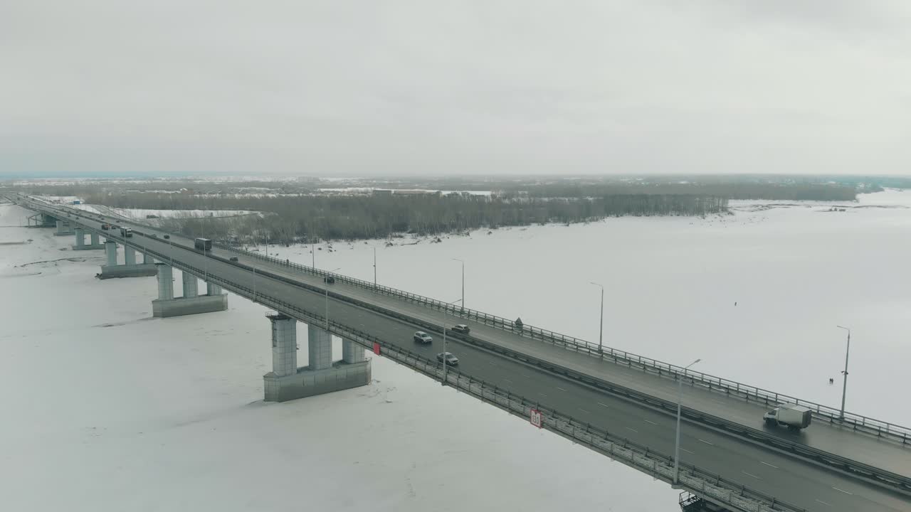 높고 넓은 다리에 위치한 빠르게 움직이는 차량을 위한 고속도로