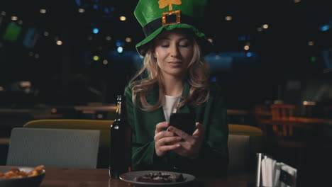 Feiern-Des-St.-Patrick&#39;s-Day-In-Einer-Kneipe-11