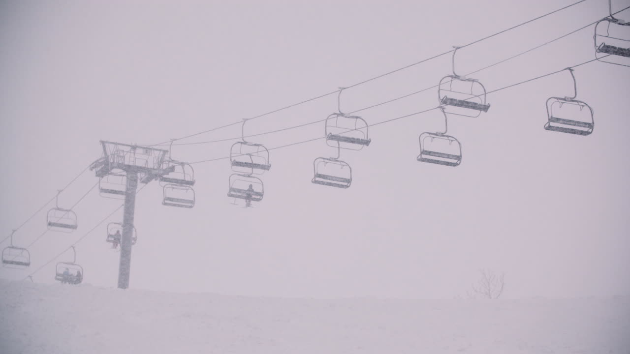 гондольный подъемник зимой на горнолыжном склоне
