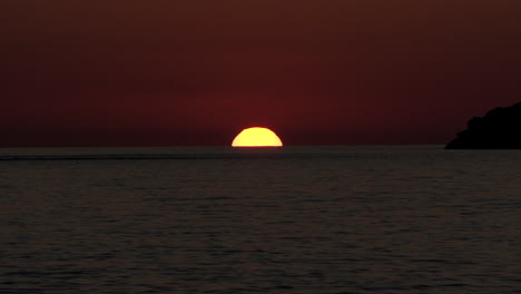 Geschlossener-Rahmen,-Wie-Die-Sonne-Am-Meer-Von-Ibiza,-Spanien,-Untergeht