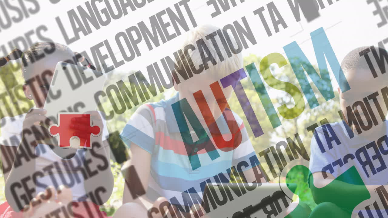 animación de piezas de rompecabezas coloridas y texto de autismo sobre niños que usan tabletas