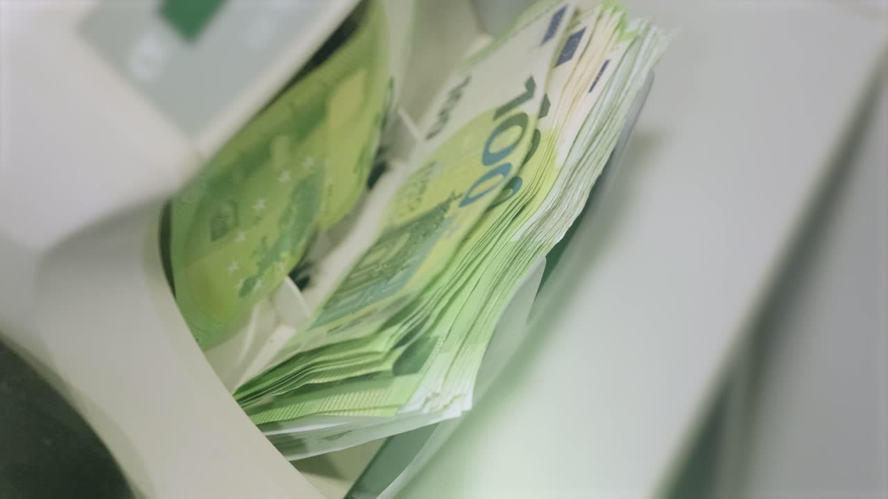 Die Zählmaschine zählt Euroscheine. Tausend Euro. Neue Scheine