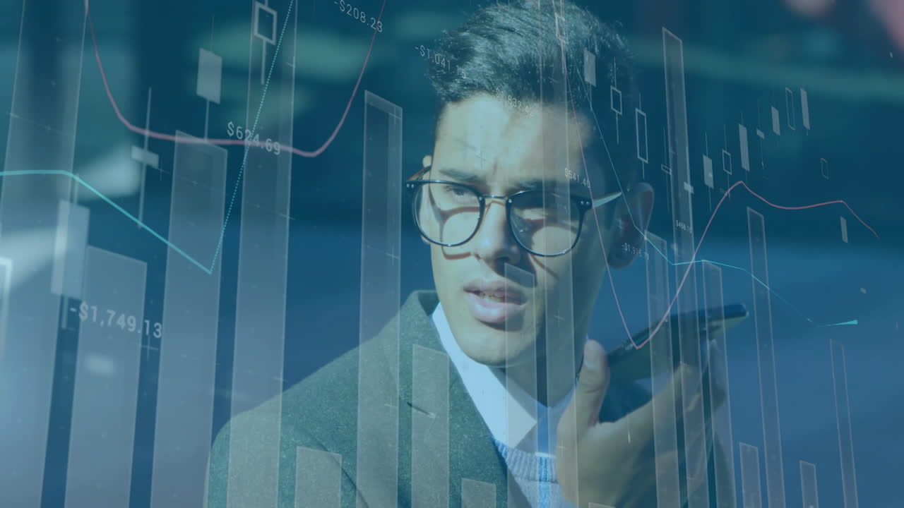 animación del procesamiento de datos sobre el hombre biracail usando un teléfono inteligente