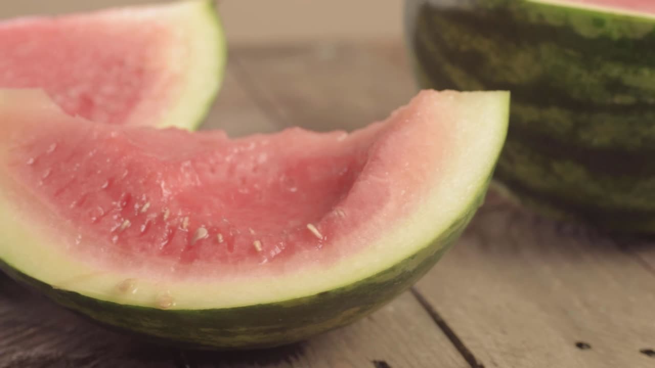 즙이 많은 잘 익은 수박 패닝 샷 클로즈업