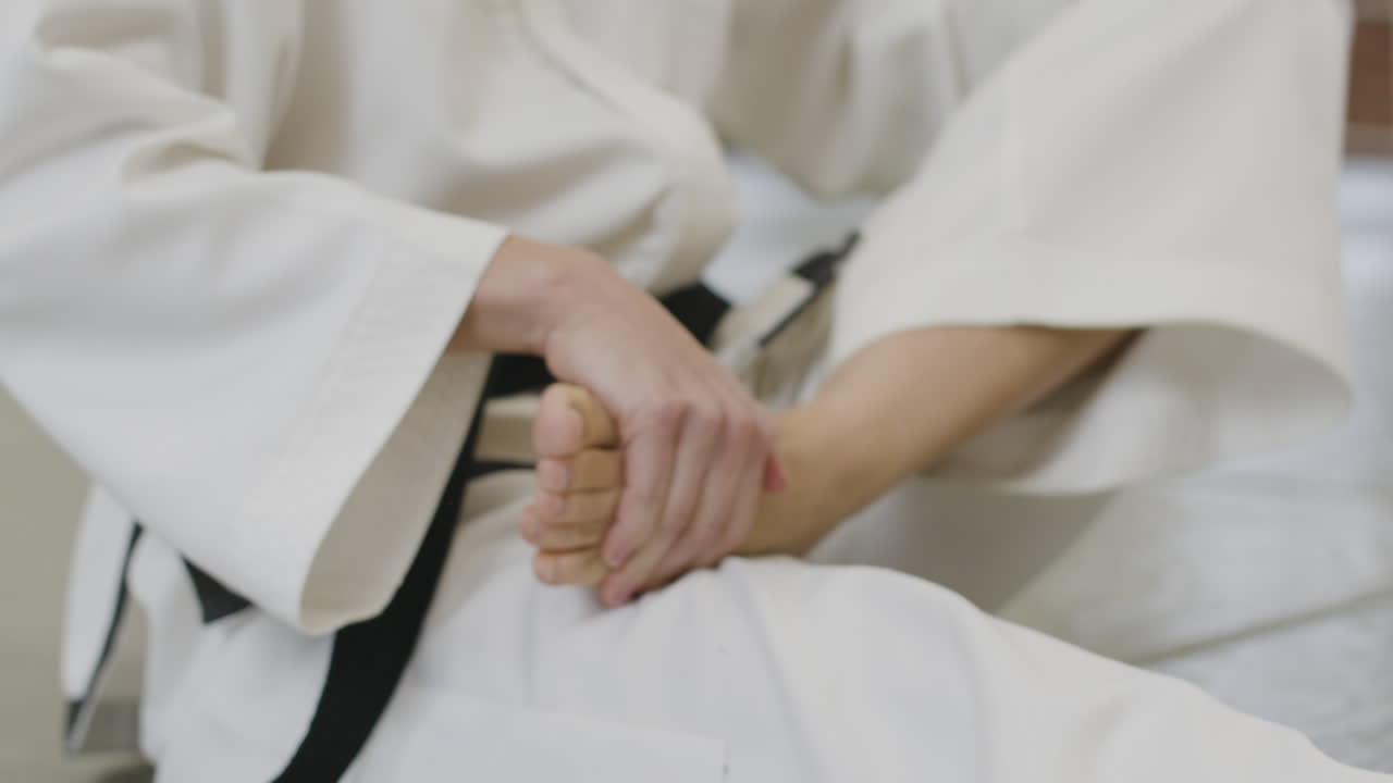 스트레칭 하는 젊은 사람