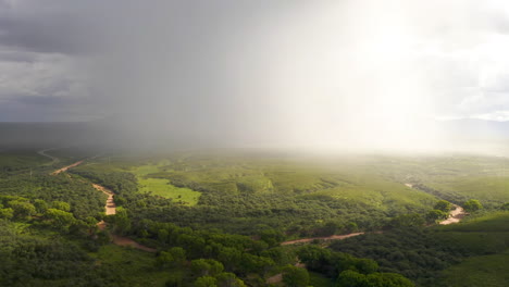 Dramática-Tormenta-De-Lluvia-Monzónica-Sobre-Pastizales-En-Arizona-Con-Curva-Del-Río