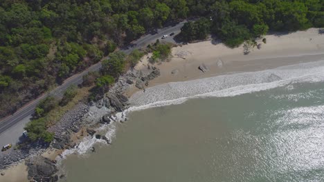 carretera costera de la autopista captain cook cerca de la playa ellis en cairns, en el extremo norte de queensland, australia