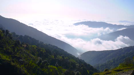 A-La-Nube-Le-Gustan-Las-Olas-En-El-Valle-De-La-Montaña