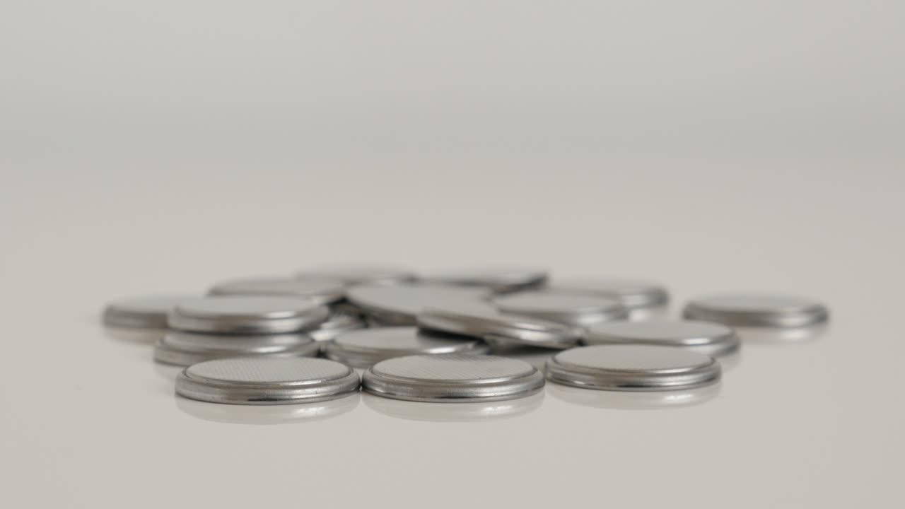 inclinación lenta en la pila de baterías de las celdas video de primer plano 4k