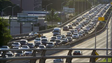 el tráfico matutino diario en dirección oeste se alinea en la autopista h1 en honolulu hawaii