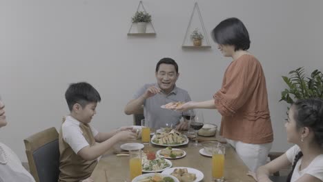 점심을 먹고 있는 아시아 가족.