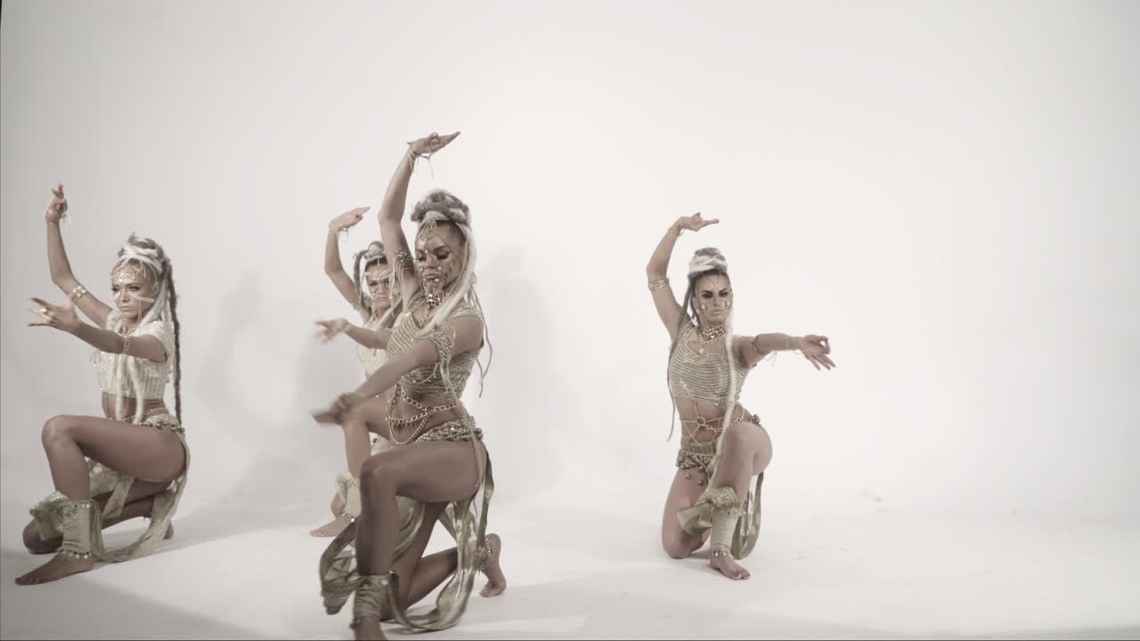 Tarian oriental glamor modern dengan latar belakang putih