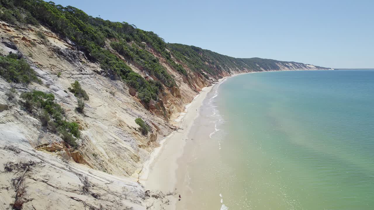 pintoresca playa de la ciudad costera del arco iris en la región de gympie de queensland