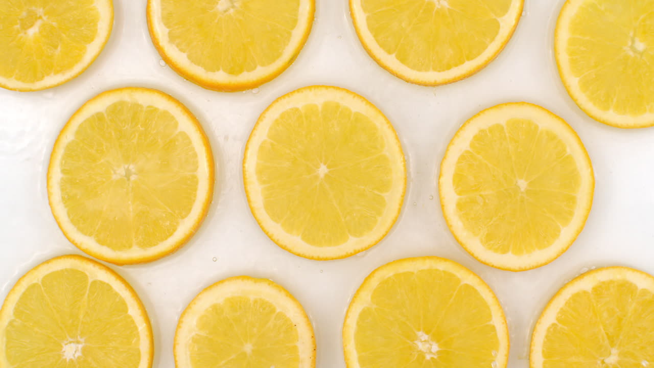 많은 신선한 레몬  뷰의 물은  바탕에 흐르고 있습니다.