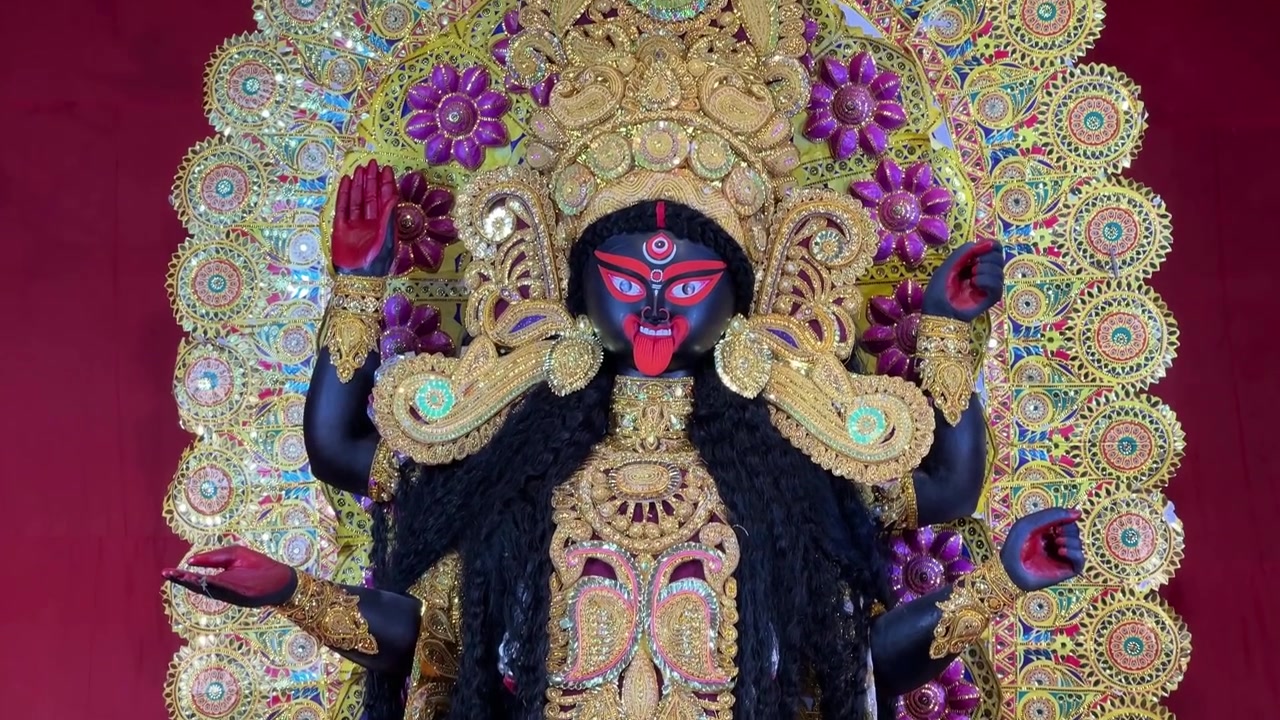 O ídolo de Maa Kali com um fundo vermelho