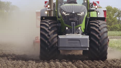 tractor en el campo. tractor agrícola conduciendo en el campo arable. campo agrícola