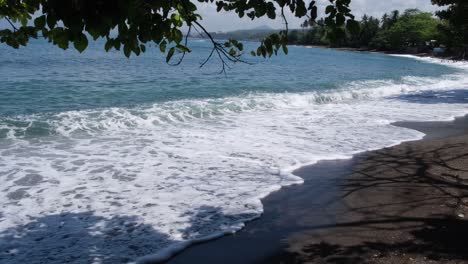 Playa-Vacía-En-La-Isla-Filipina-Con-Olas-Espumosas-Que-Se-Lavan-En-Tierra-Durante-La-Pandemia