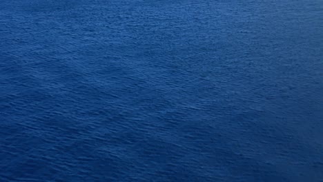 le onde spazzate dal vento si diffondono attraverso le profonde correnti d'acqua blu dell'oceano dei caraibi in mare