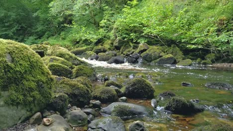 Río-Claddagh-En-Donegal-Irlanda-Agua-Que-Fluye-Hacia-Abajo-A-La-Derecha