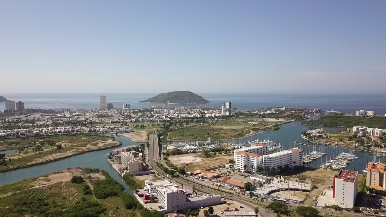 Veduta aerea dell'infrastruttura cittadina a Mazatlan, America Latina, Messico