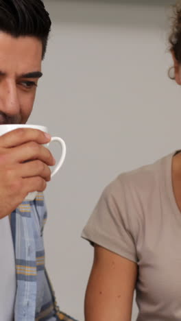 pareja bebiendo café y charlando