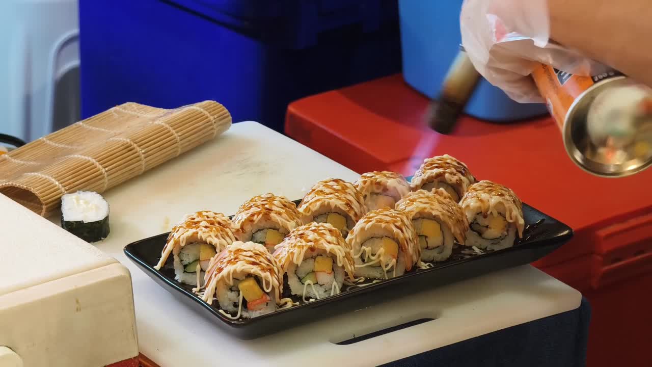 preparando deliciosos rollos de sushi con una antorcha