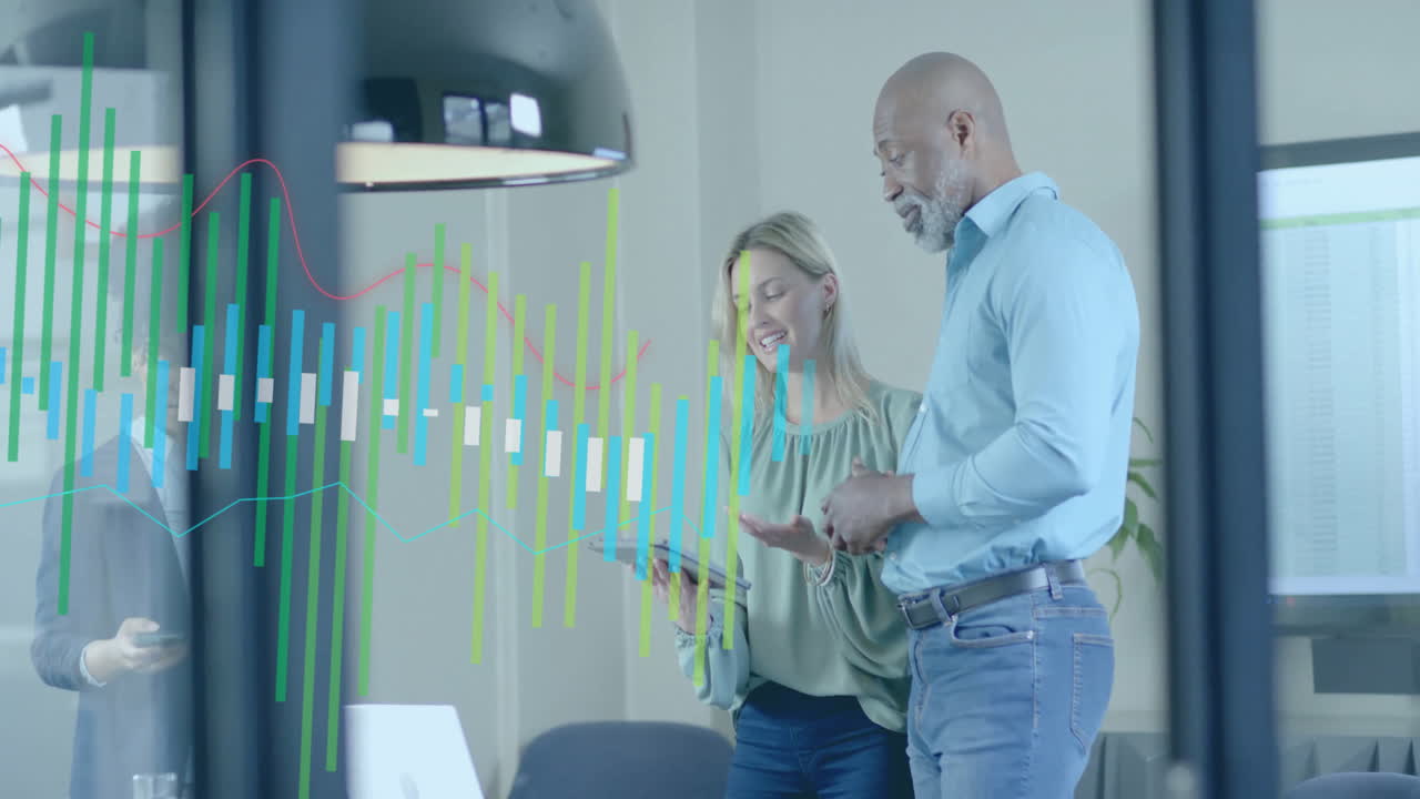 animación del procesamiento de datos financieros sobre diversas personas de negocios en la oficina